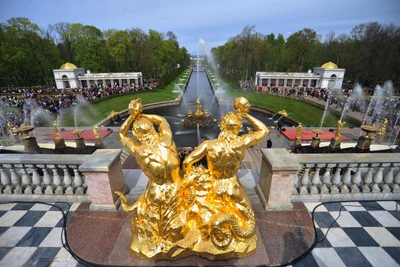 В Петергофе из-за непогоды закрыли парки и дворец