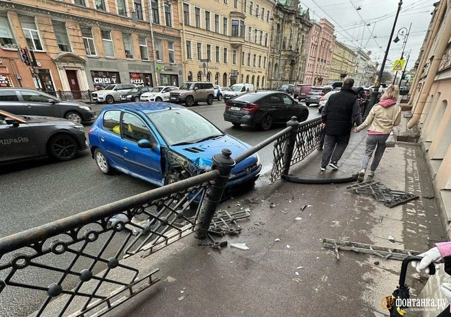Таран забора на Литейном и попытка сбежать принесли иностранцу три протокола и одно дело | Источник: читатель «Фонтанки»