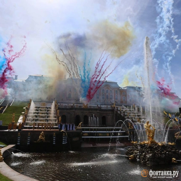 В Петергофе проходит весенний праздник фонтанов «Самсон. Возрождение». Посмотрите, как масштабно и ярко он начался | Источник: Валентин Егоршин / «Фонтанка.ру»