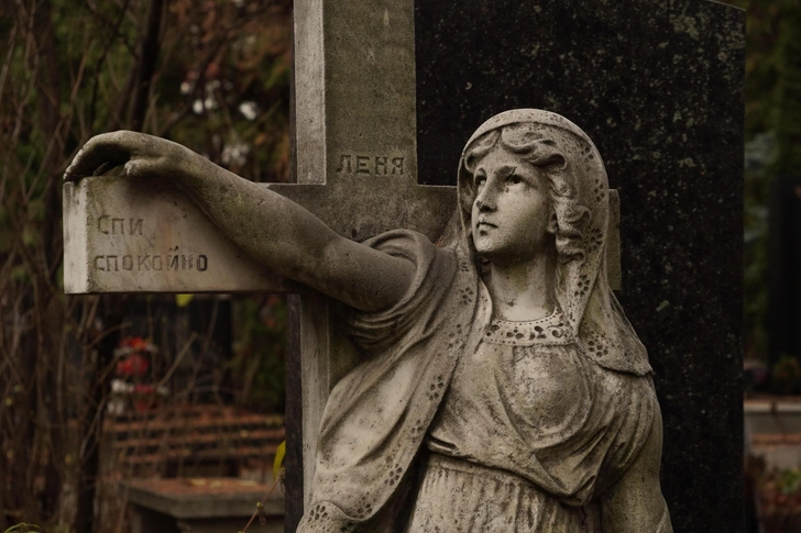 Загадочные склепы, ангелы и плакальщицы: 3 самых красивых кладбища Москвы