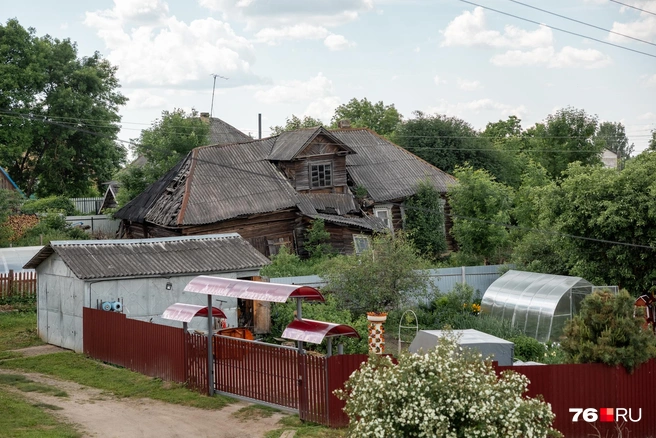 С холма виден огород и большой полуразрушенный дом | Источник: Александр Куренной / 76.RU