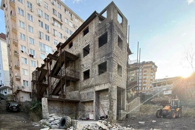 Три незаконных долгостроя демонтируют в Сочи