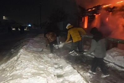 Teens Battle House Fire with Shovels and Snow in Urals