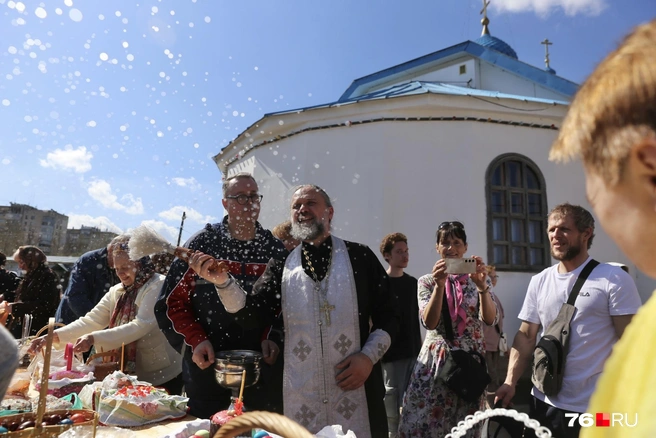Куличи освящали святой водой на улице | Источник: Кирилл Поверинов / 76.RU