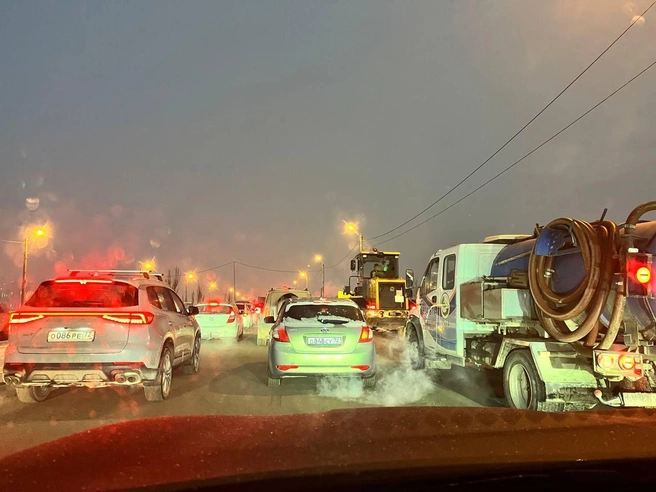 Автомобили стоят во всех полосах, включая автобусную | Источник: читатель 72.RU 