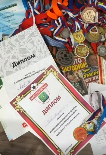 И регулярно получают дипломы, медали и прочие награды за свои заслуги | Источник: Оксана Усова