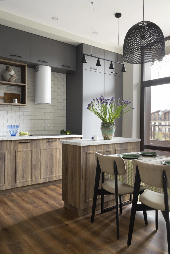 Кухня выполнена на заказ. Плитка на фартуке, Kerama Marazzi. Стулья, SK Вesign. Подвесной светильник над обеденным столом, La Redoute Interieurs. | Источник: Константин Малюта