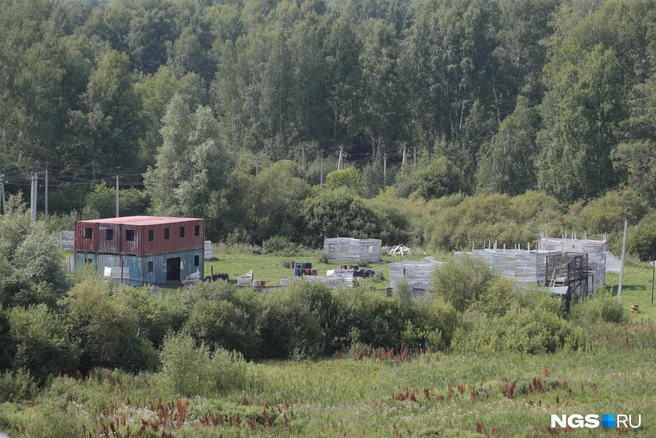 Парк отдыха раскинулся на большой территории — там поместились и жилые помещения, и площадка для пейнтбола | Источник: Андрей Бортко / NGS.RU