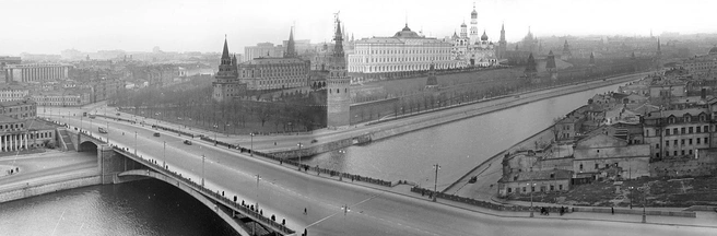 Вид на Кремль из Дома на набережной | Источник: Панорама из снимков Руфина Лагранжа собрана Сергеем Любаевым