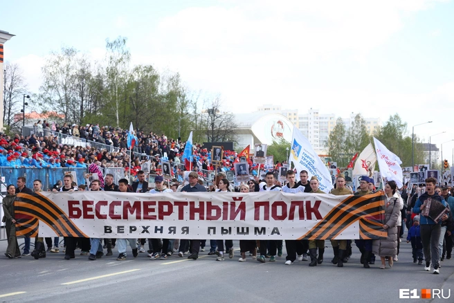 Следом за техникой прошла колонна Бессмертного полка | Источник: Владислав Лоншаков / E1.RU