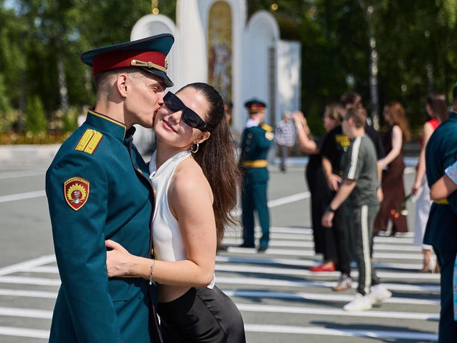 Девушки пришли поддержать выпускников | Источник: Александр Ощепков / NGS.RU