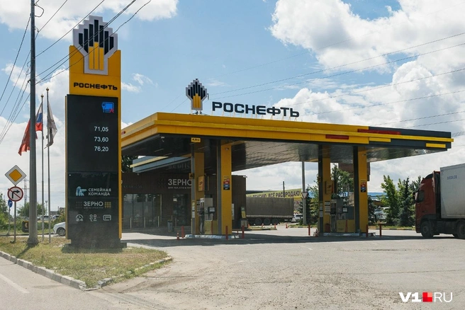 На «Роснефти» также разрешили заправиться в канистры | Источник: Алексей Волхонский / V1.RU