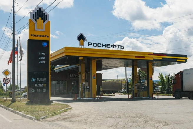 На «Роснефти» разрешали заправиться в канистры | Источник: Алексей Волхонский / V1.RU