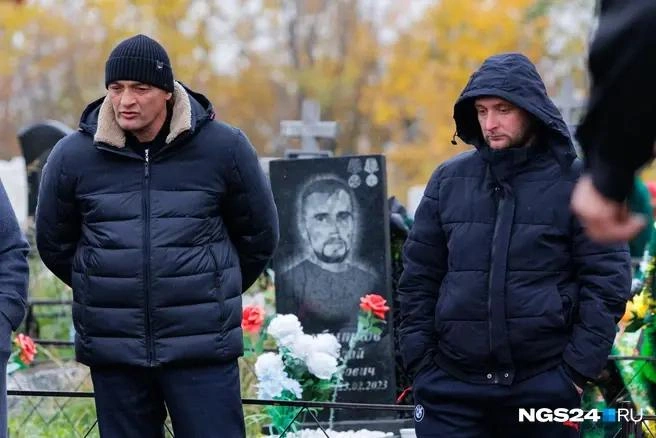 Дмитрий Виноградов (справа) на похоронах своих детей | Источник: Мария Ленц / NGS24.RU
