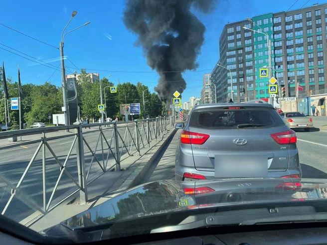 Пассажирский автобус полыхал утром на севере Петербурга. Пассажиры успели покинуть салон | Источник: ДТП и ЧП | Санкт-Петербург