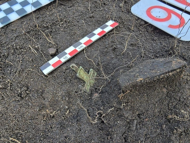 Археологи под Смоленском нашли, предположительно, 1000-летний нательный крест. Посмотрите на фото | Источник: Идейный Археолог Василий Новиков / «Телеграм»