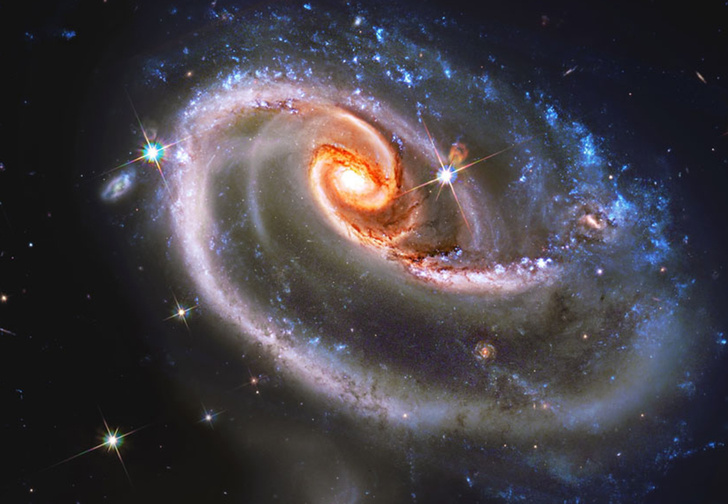 NASA сделало эпичную фотографию двух сцепившихся галактик