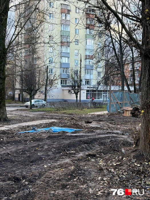 Только недавно здесь убрали часть забора, за которым скрывалось благоустройство | Источник: читатель 76.RU