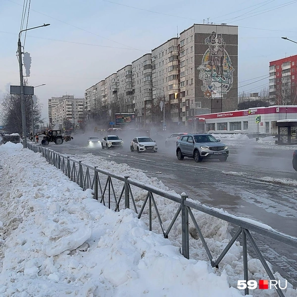 Вода на дороге застыла буграми | Источник: Алексей Кожевников / 59.RU