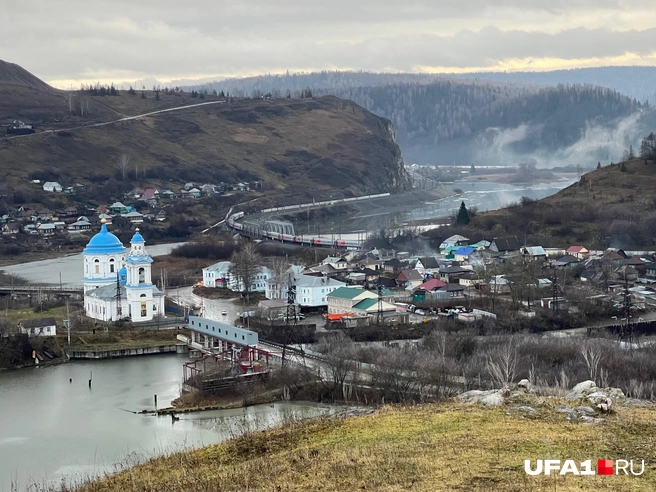 А рядом проходит железная Самаро-Златоустовская железная дорога | Источник: Андрей Бирюков / UFA1.RU