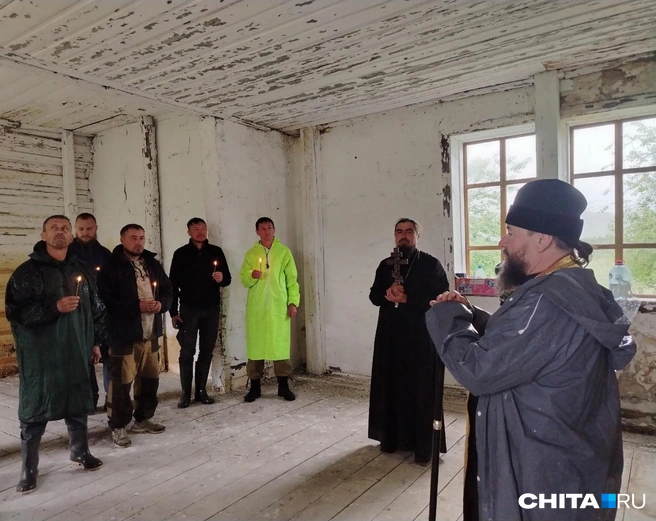 Владыка Макарий и крестоходцы в церкви Прокопия Устюжского в селе Горбица | Источник: Дарья Харламова / CHITA.RU