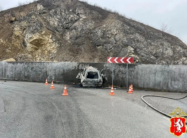 Водитель ехал по трассе на большой скорости — машину буквально впечатало в бетон | Источник: УГИБДД по Свердловской области