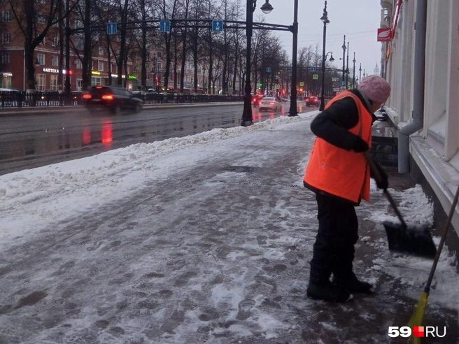 У дворников сегодня полно работы | Источник: Вероника Свизева / 59.RU