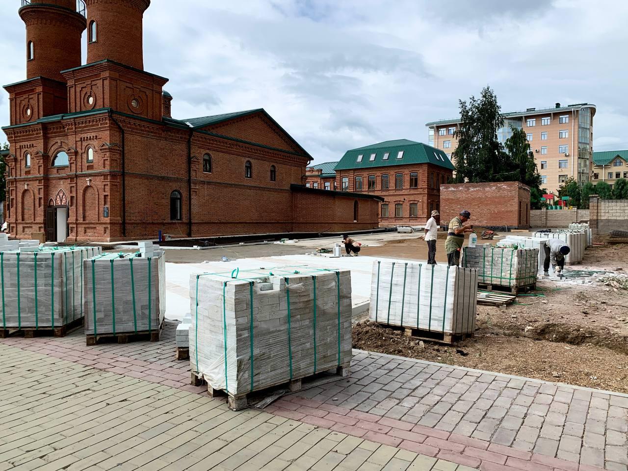 Опоздали: в Уфе так и не доделали площадь мечети у Арт-квадрата, которую обещали сдать 10 дней назад