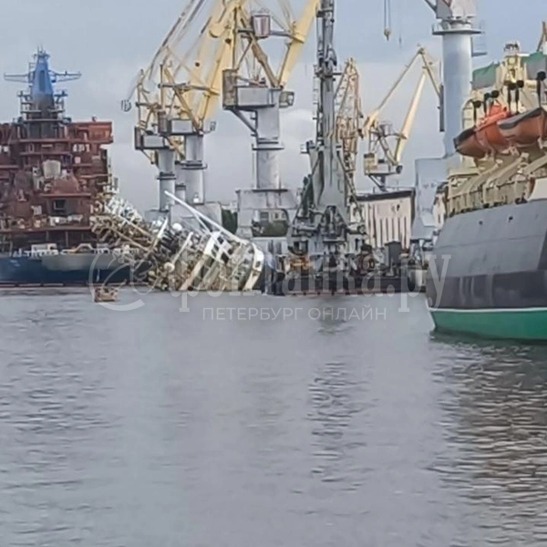 Судно накренилось в воде | Источник: читатель «Фонтанки»