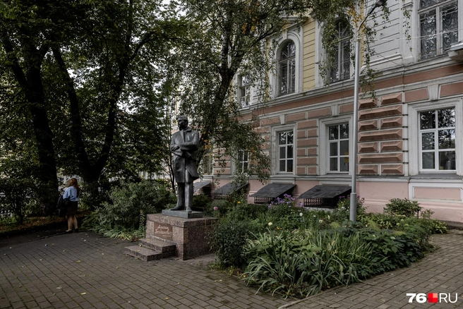Перед входом в здание установлен памятник М.&nbsp;А.&nbsp;Богдановичу | Источник: Александр Куренной / 76.RU