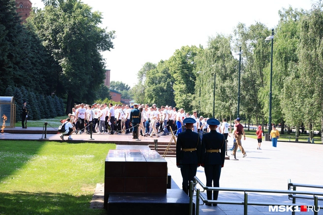 В День России в Александровском саду организовали возложение цветов к Могиле Неизвестного солдата | Источник: Татьяна Спиридонова / MSK1.RU