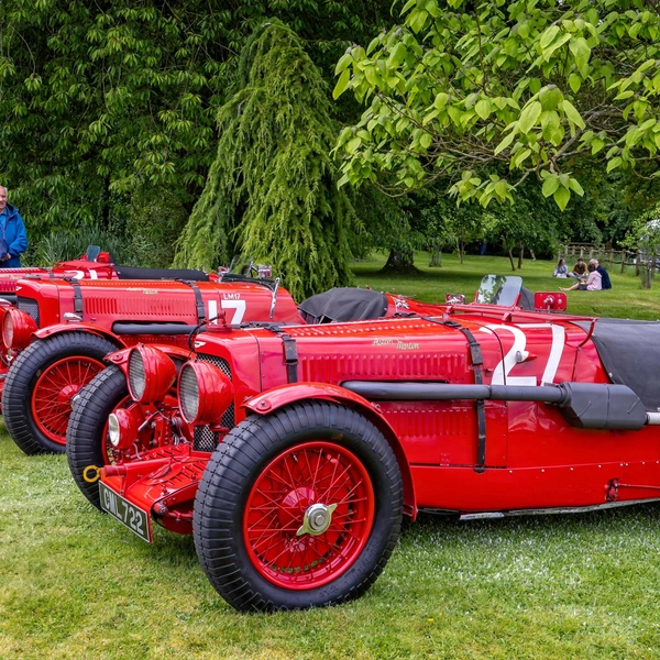 Коллекция из трех красных гоночных автомобилей Aston Martin Ulster 1935 года, участвовавших в гонках в Ле-Мане, выставлена ​​в доме барабанщика Pink Floyd Ника Мейсона в Коршаме, графство Уилтшир, Великобритания, 8 июня 2024 года | Источник: Nigel Jarvis/Shutterstock/Fotodom.ru