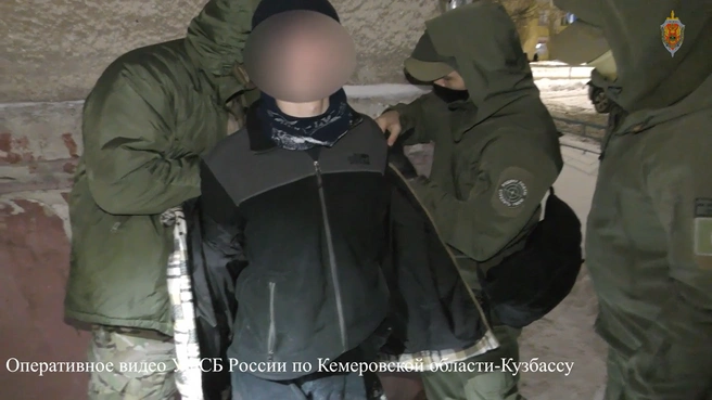 В его рюкзаке нашли зажигательную смесь и школьную жилетку | Источник: пресс-служба УФСБ России по Кемеровской области