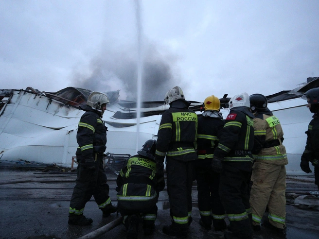 Высокая пожарная загрузка внутри помещения способствовала быстрому распространению огня.