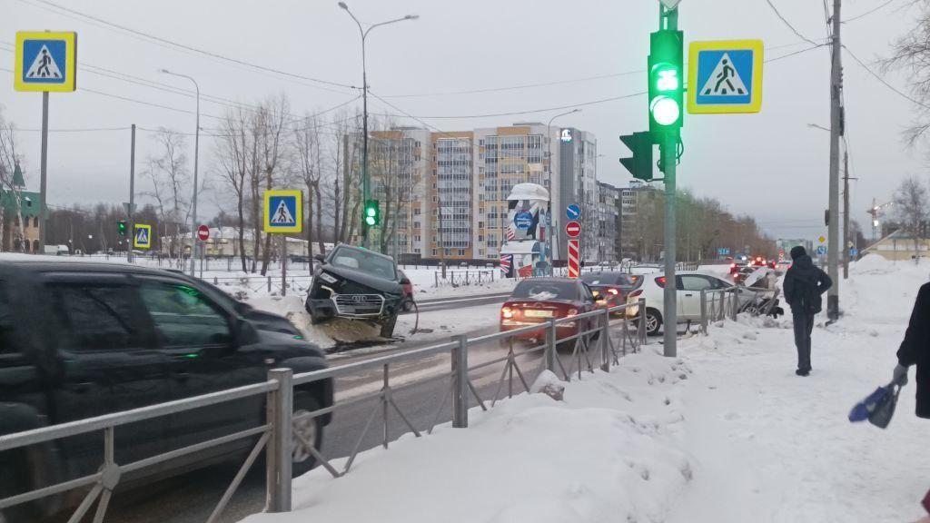 В Архангельске столкнулись три машины на пересечении Ленинградского и Павла Усова: фото