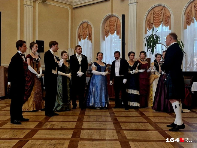 Хозяин бала приветствует гостей | Источник: Виктория Федорова / 164.RU