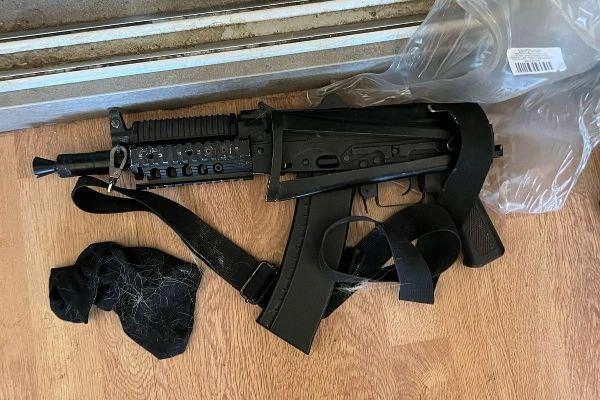 Скандал с автоматом обернулся вызовом взрывотехников в семиэтажку на Металлистов. На фото — домашний арсенал | Источник: Росгвардия Петербурга