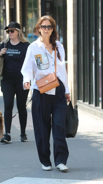 Кэти Холмс показала, как выглядеть в белой рубашке и черных брюках стильно и модно | marieclaire.ru