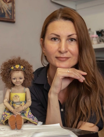 Первой куклой (шарнирной), созданной после обучения, стала кудрявая красотка Юко | Источник: личный архив Анастасии Верхозиной