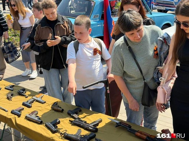 Выставка оружия возле парка Горького | Источник: Евгений Вдовин / 161.RU