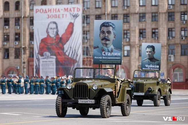А вот и автомобили с портретами маршалов Победы и главнокомандующего Иосифа Сталина | Источник: Алексей Волхонский / V1.RU