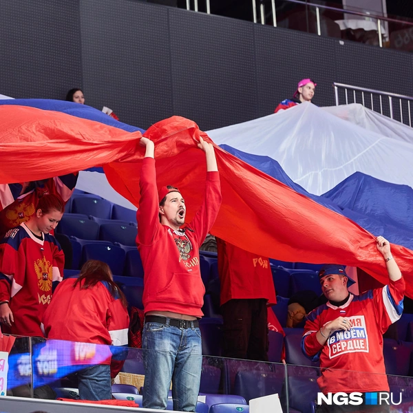 Фанаты принесли флаг России | Источник: Александр Ощепков / NGS.RU