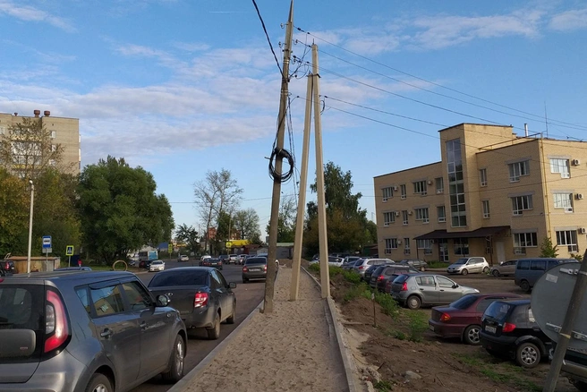 Множество электростолбов находятся прямо посреди пешеходной части | Источник: Василий Бобков / Facebook.com