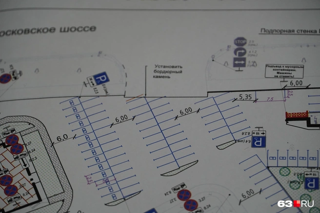 Здесь четко видно, что вместо выезда будет парковка | Источник: Алексей Ногинский / 63.RU