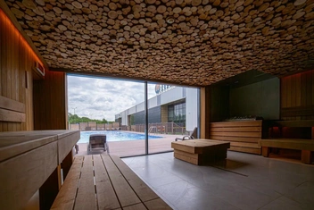 Парная с видом на бассейн | Источник: Термальный комплекс «Пляж» I Казань / VK.com