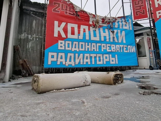 Часть товаров, спасённых от огня, оказалась вмёрзшей в лёд. | Источник: Тимофей Крылов / V1.RU