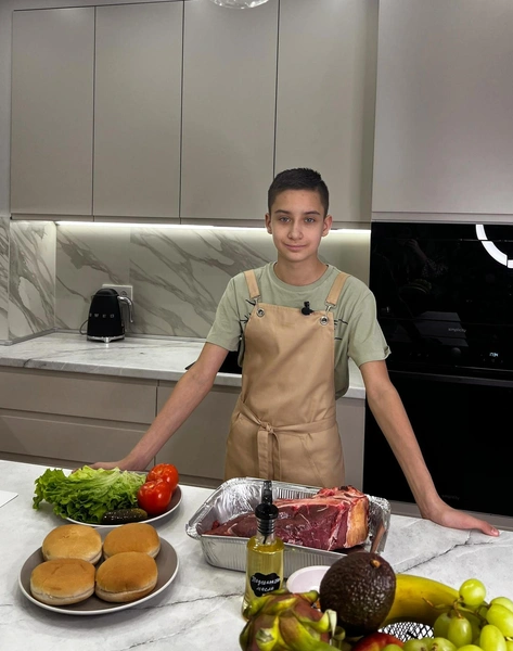 В 7 лет приготовил маффины, а сейчас — популярный фудблогер: что известно о 15-летнем Егоре из Улан-Удэ | parents.ru