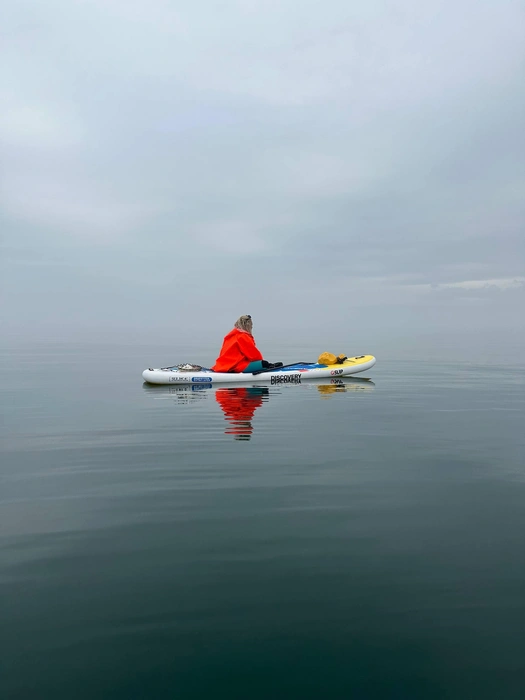— У нас другой whale watching. Всем своим гостям мы говорим, что за нашими китами надо наблюдать очень тихо, потому что они пугливые: при громких звуках уходят на глубину и не показываются. Нужно просто спокойно сидеть на сапе и ждать, когда кит приплывет к тебе сам. | Источник: предоставлено Екатериной Палагиной