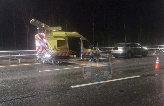 На трассе «Нева» машина врезалась в автомобиль, перекрывавший ДТП. В новой аварии пострадали двое  | Источник: Официальный канал Аварийно-спасательной службы Ленобласти