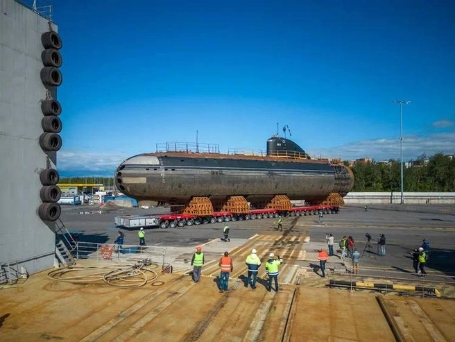 Атомная подлодка К-3 преодолела морскую часть пути. Ее выгрузили на берег в кронштадтском порту | Источник: Пресс-служба АНО «Остров фортов»